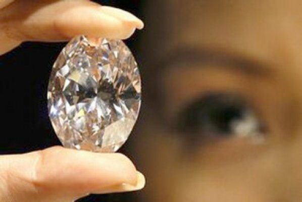 Un diamant alb cât un ou de găină, scos la licitaţie